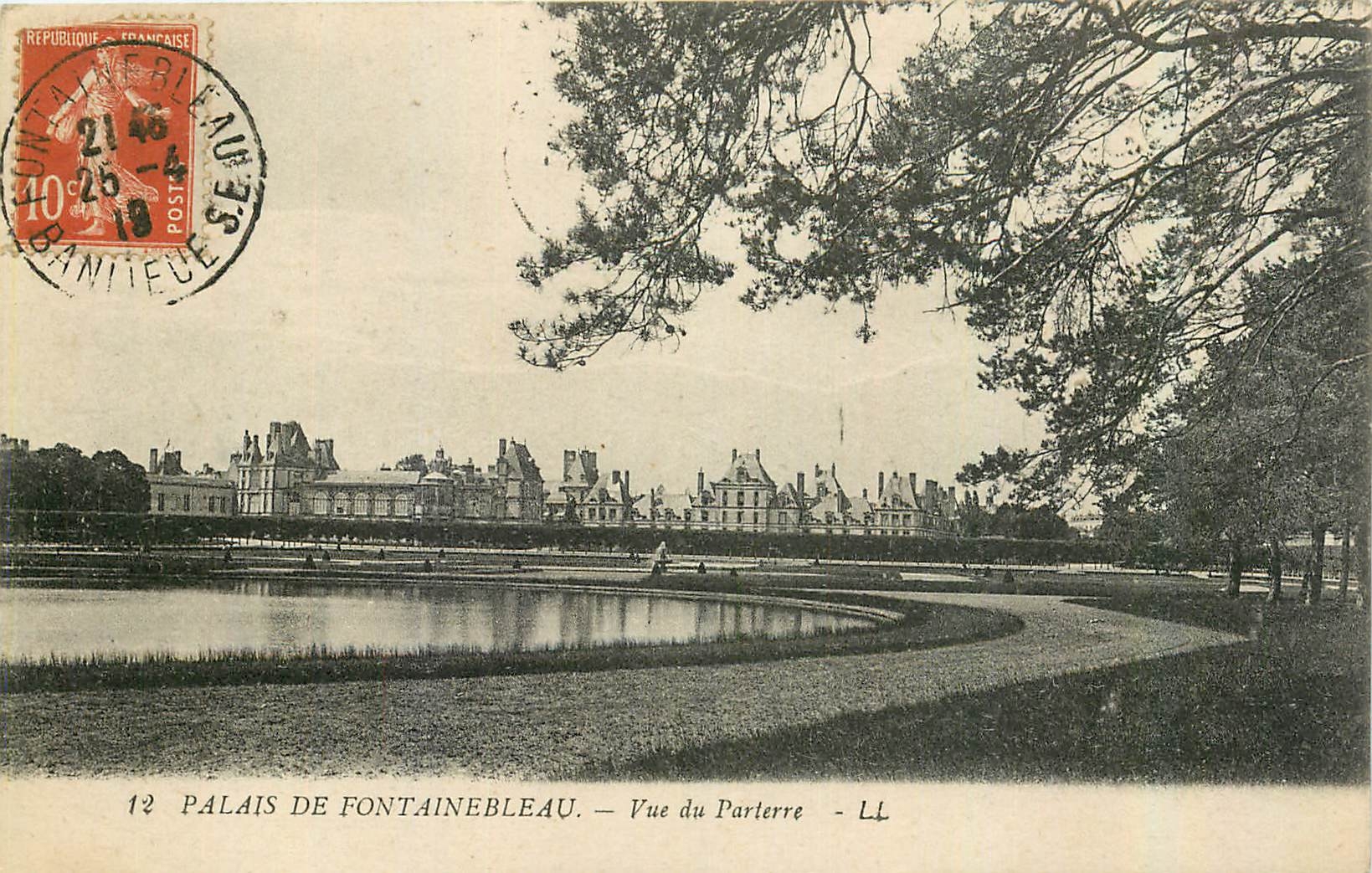 Palais de Fontainebleau — Vue du Parterre — LL
