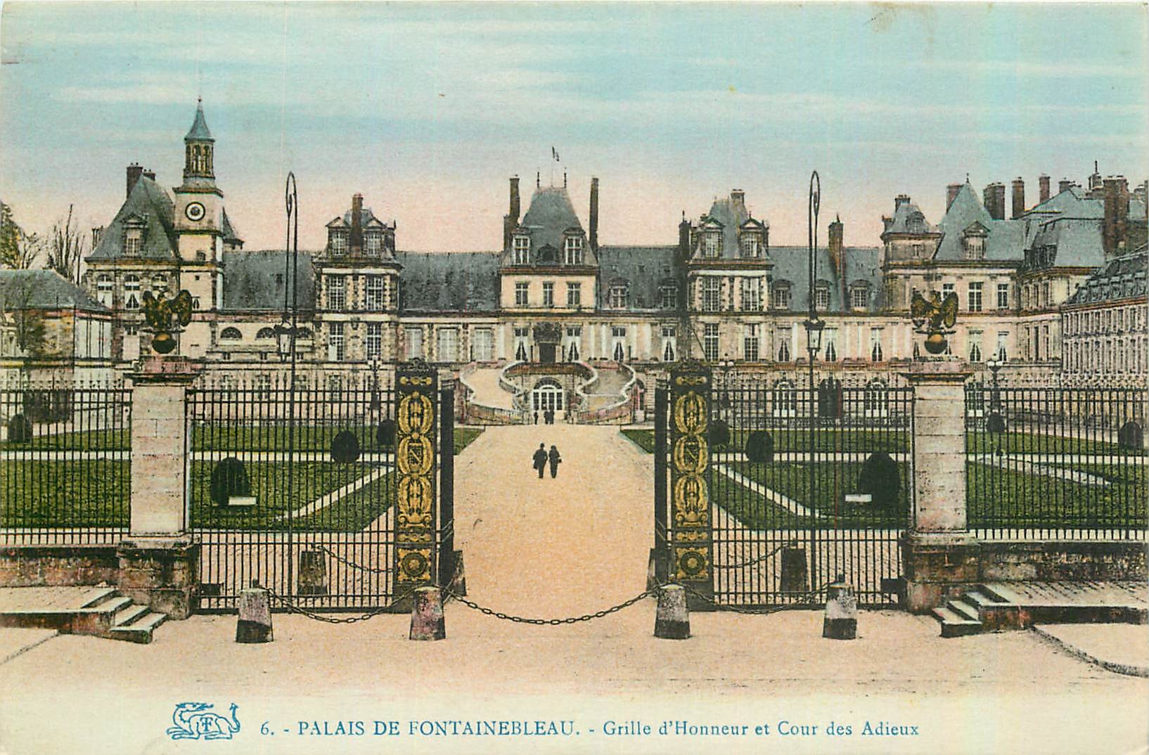 CPA Palais de Fontainebleau Grille d'Honneur et Cour des Adieux 