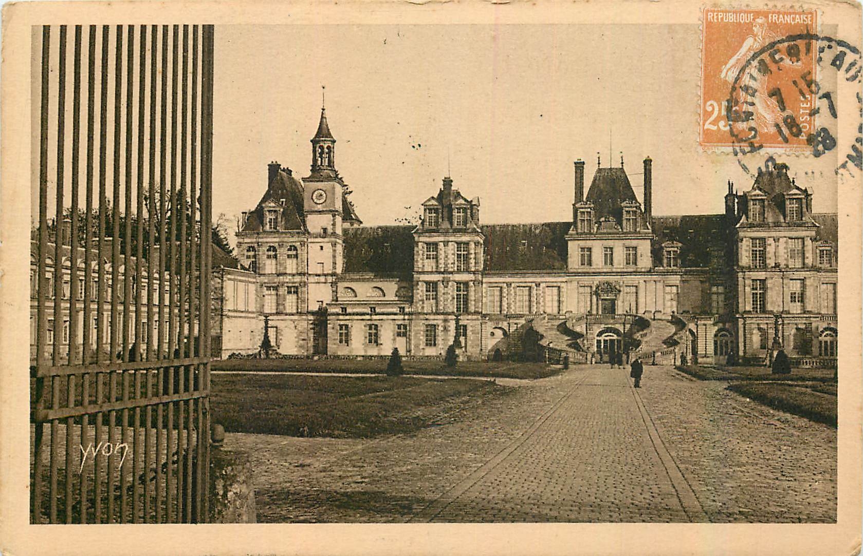Château de Fontainebleau — Façade sur la Cour des Adieux — Édition d'Art YVON