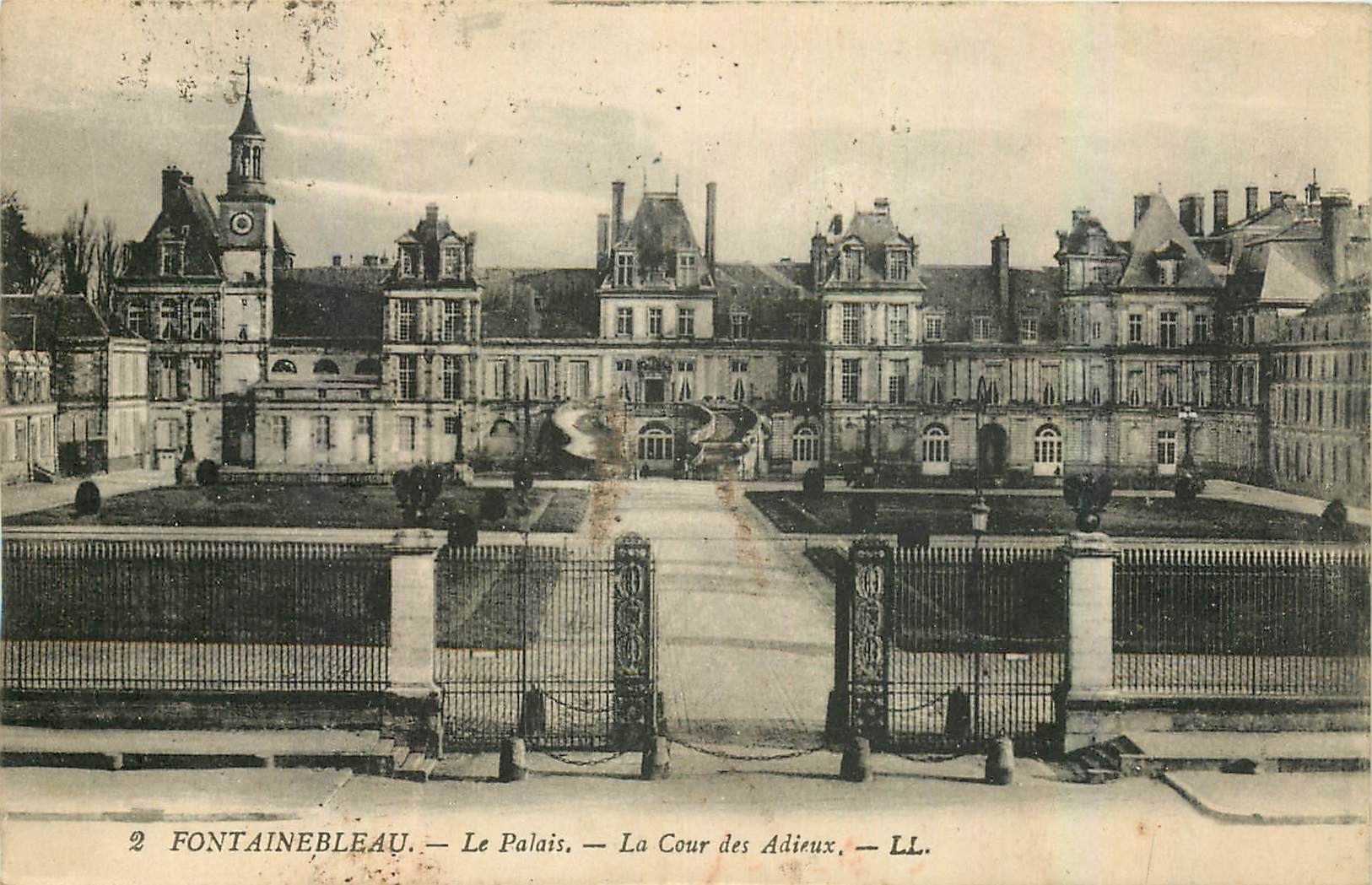 Fontainebleau — El Palacio — La Cour des Adieux — LL.