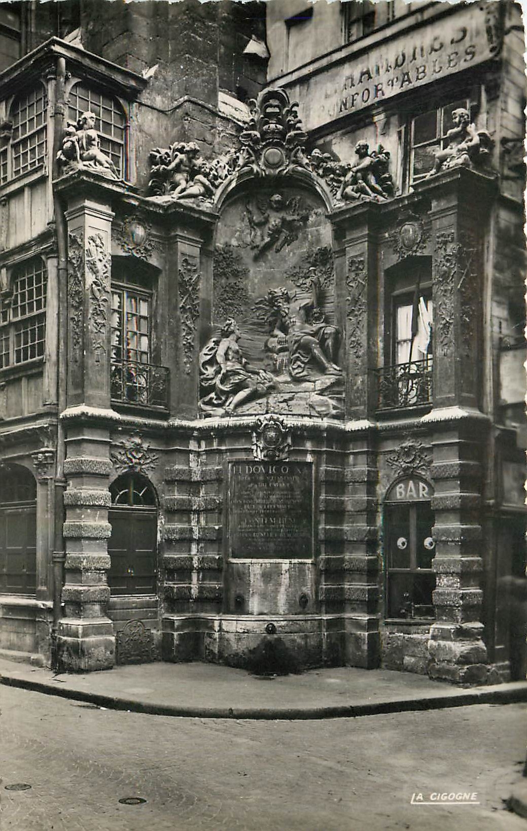 CPA Rouen Seine Maritime La Fontaine du Gros Horloge 
