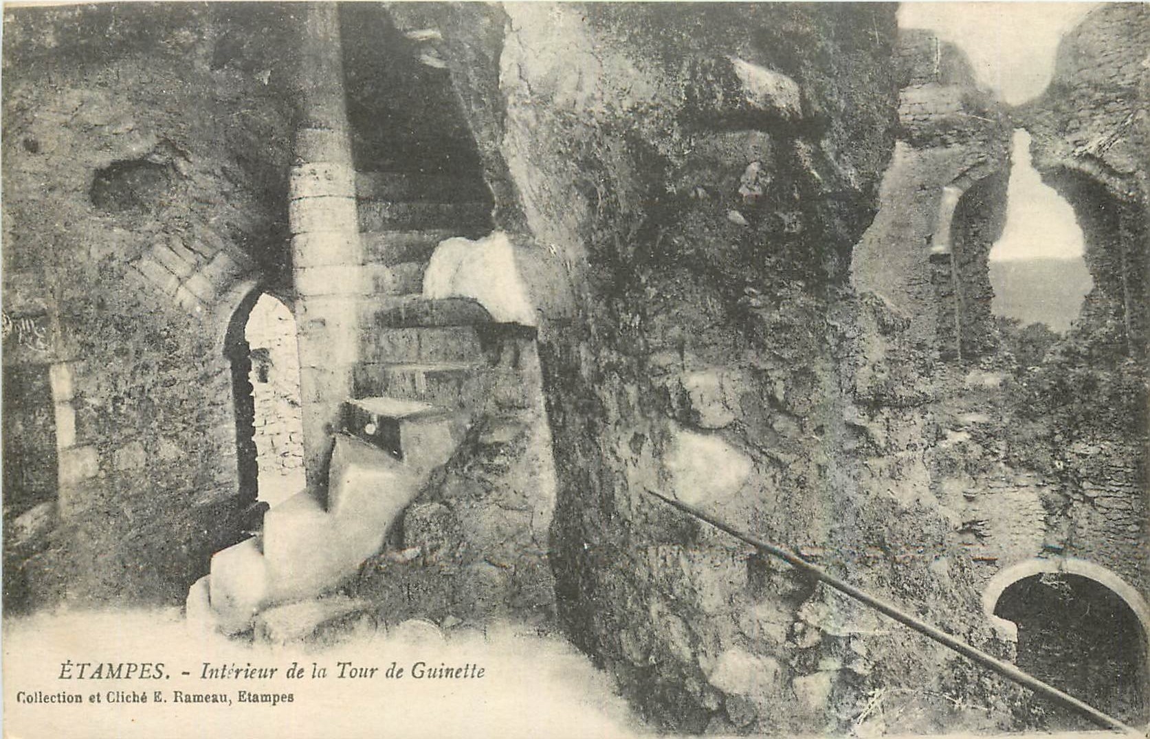 CPA Etampes Interieur de la Tour de Guinelle 