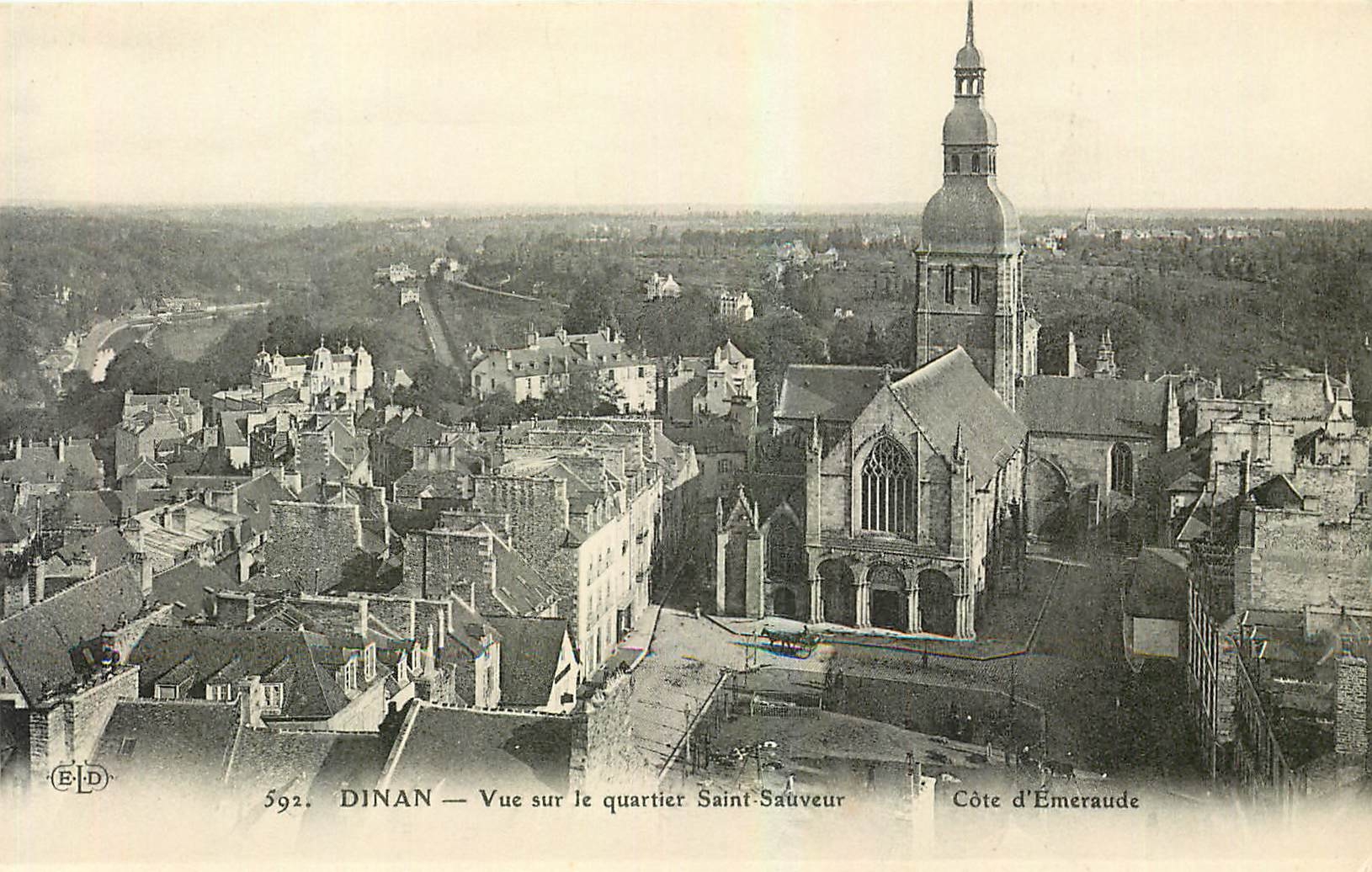 CPA Dinan Vue sur le quartier Saint Sauveur 