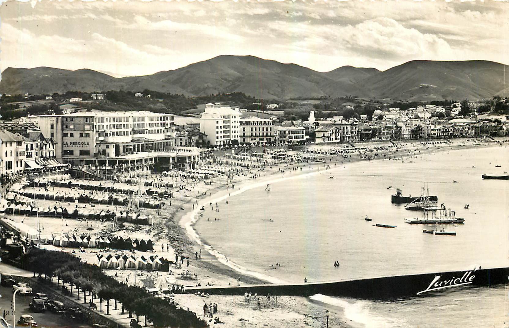 CPM St Jean de Luz La Plage et le Casino au fond l'Espagne 