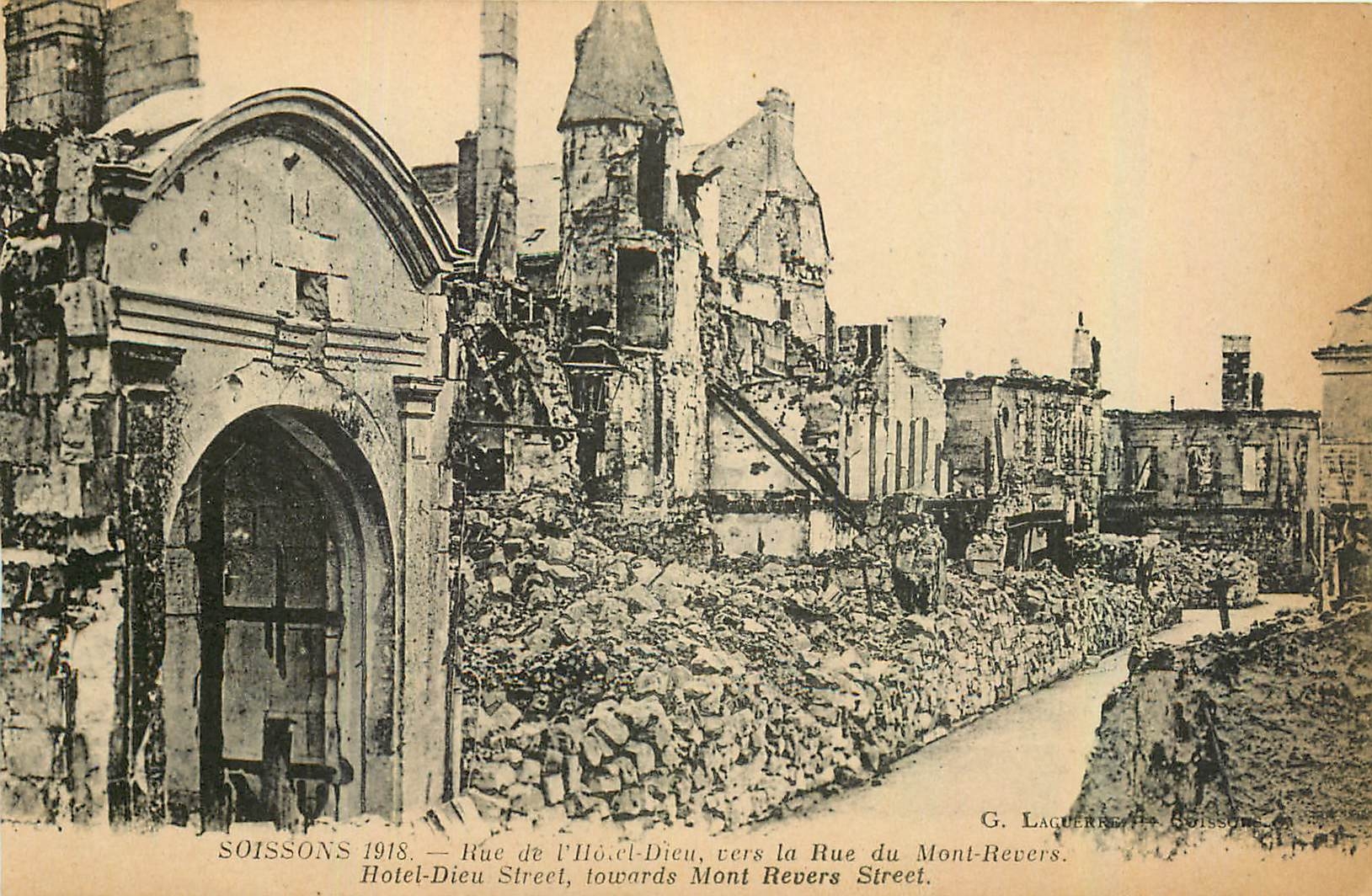 CPA Soissons Rue de l'Hotel Dieu vers la Rue du Mont Revers Militaria