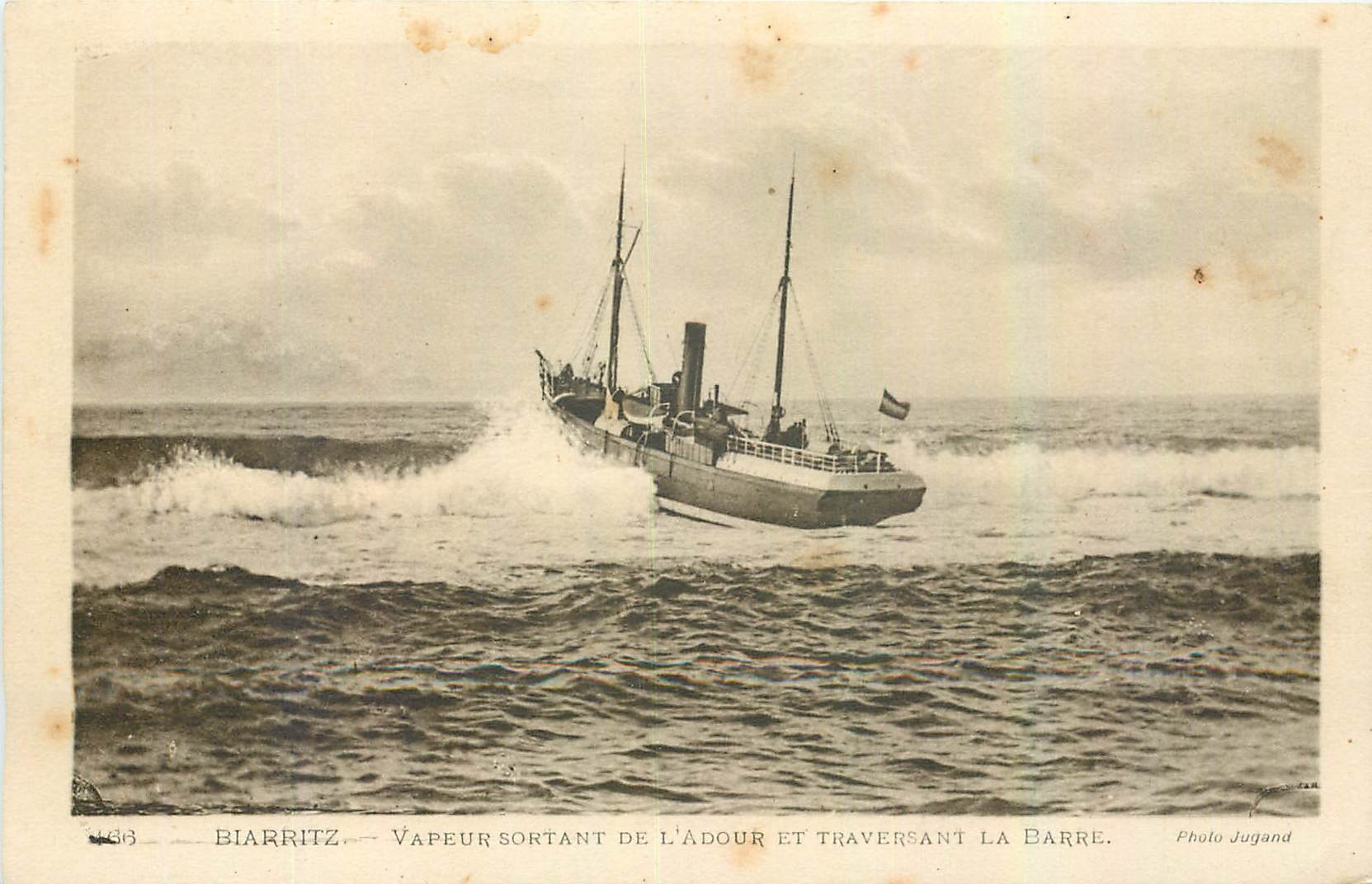 CPA Biarritz Vapeur sortant de l'Adour et traversant la Barre Bateau