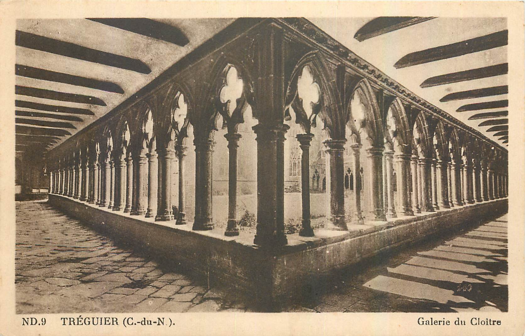 CPA Treguier C du N Galerie du Cloitre 