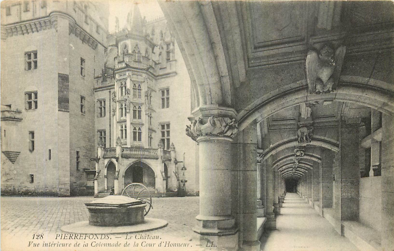 PierreFonds — Le Château. Vue intérieure de la Colonnade de la Cour d'Honneur — LL. n° 128