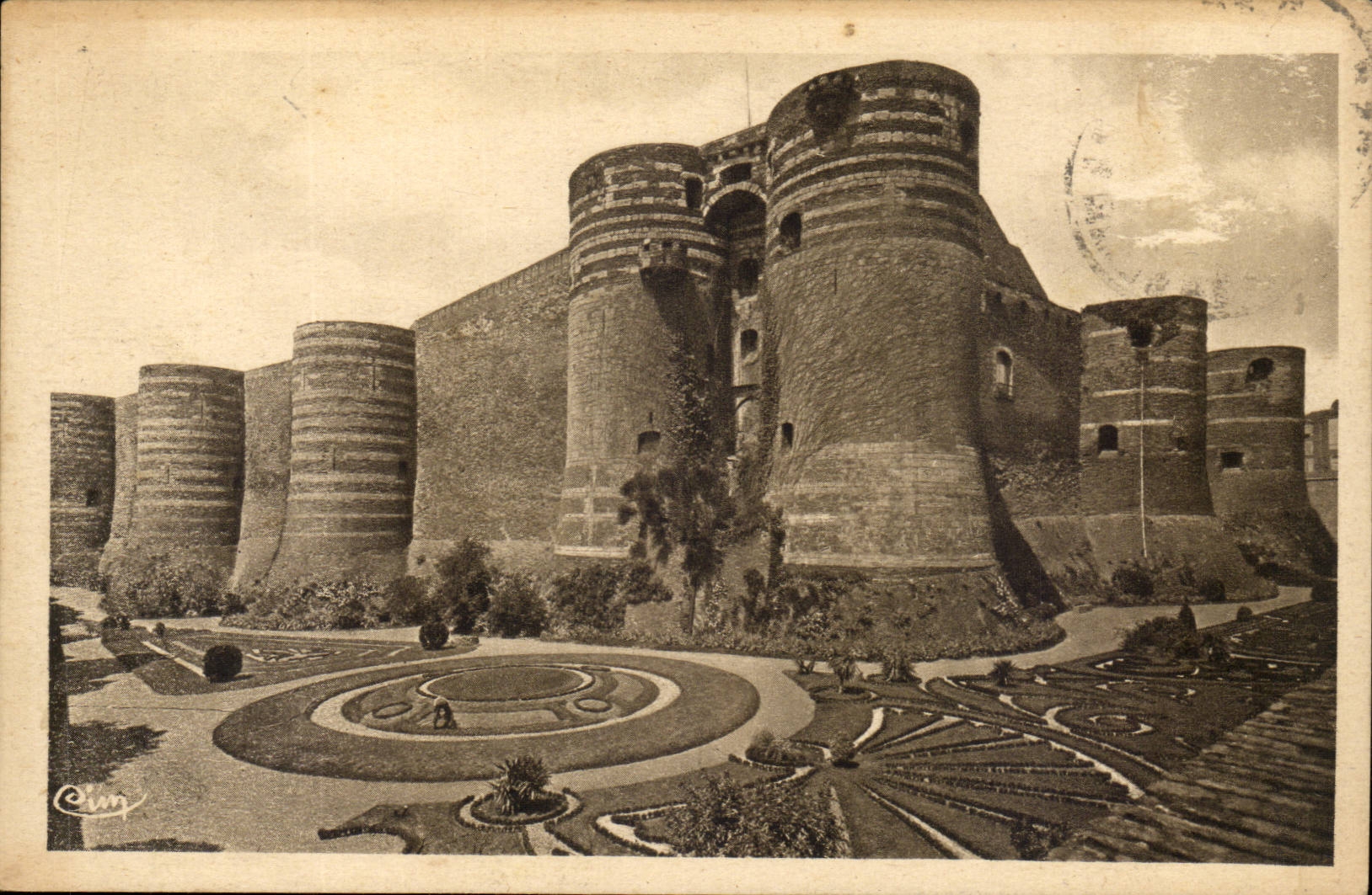 Angers CPA Les remparts du chateau dont les douves sont transformees en jardin