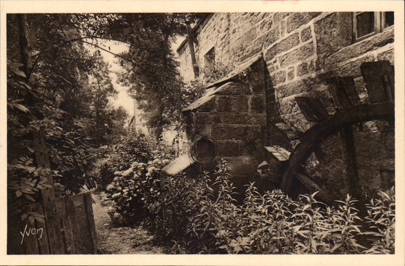 Bretagne CPA Pont Aven Vieux Moulin au long d'un sentier fleuri