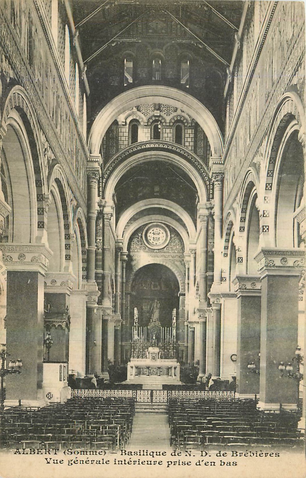CPA Albert Somme Basilique de N D de Brebieres Vue generale Interieure prise d'en bas 