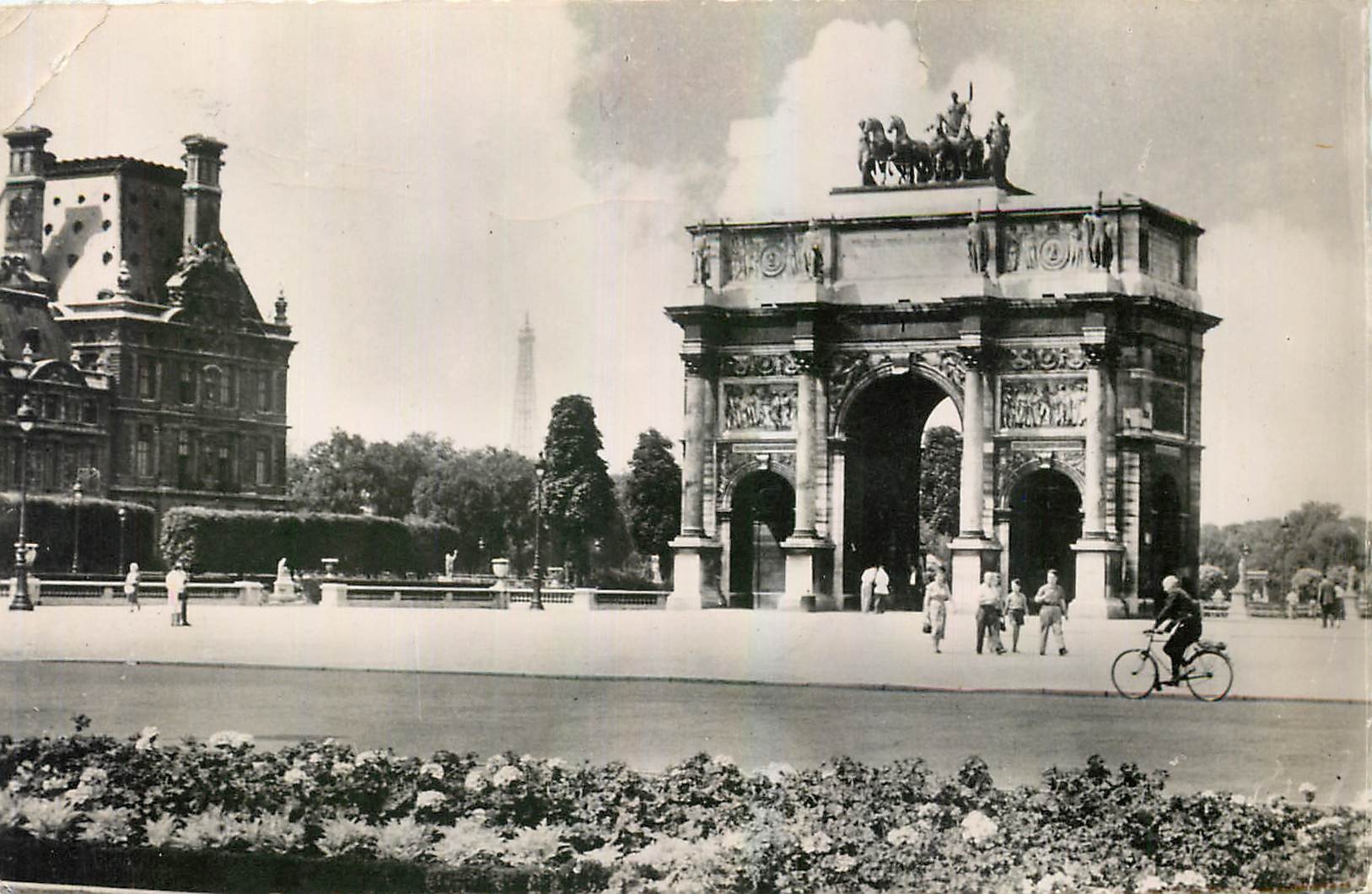CPM Paris Jardins des Tuileries La Carrousel  Tour Eiffel