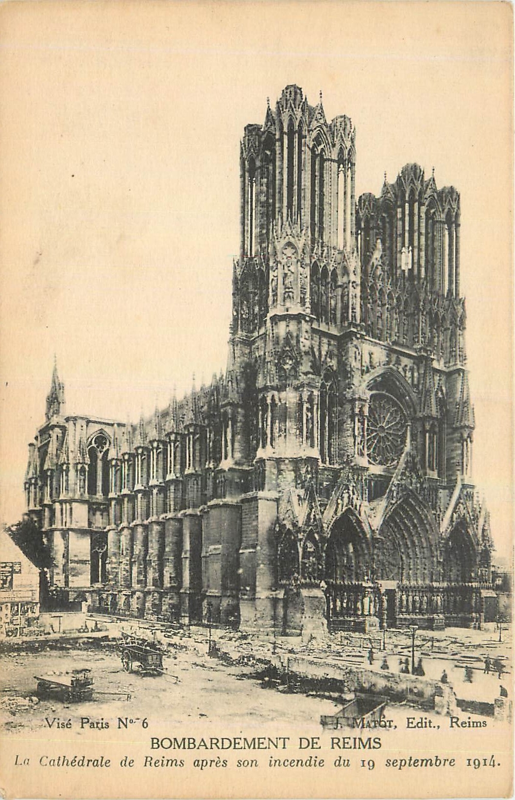 CPA Bombardement de Reims La Cathedrale de Reims apres son indendie 