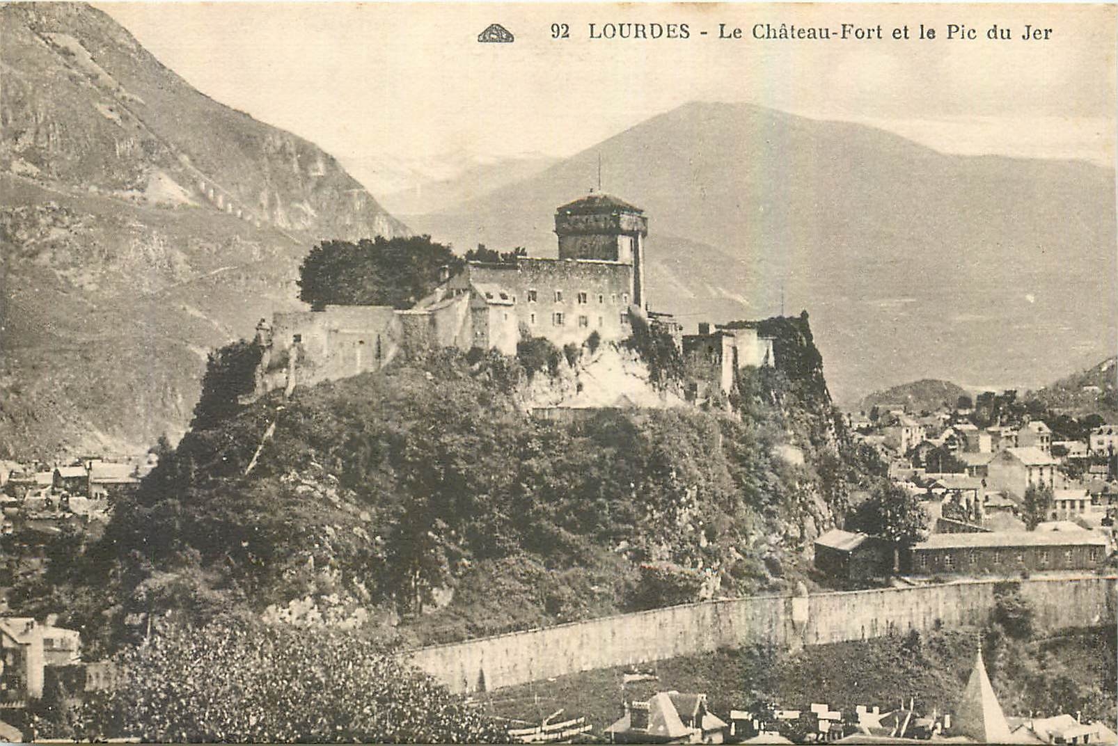 CPA Lourdes Le Chateau Fort et la Pic du Jer 