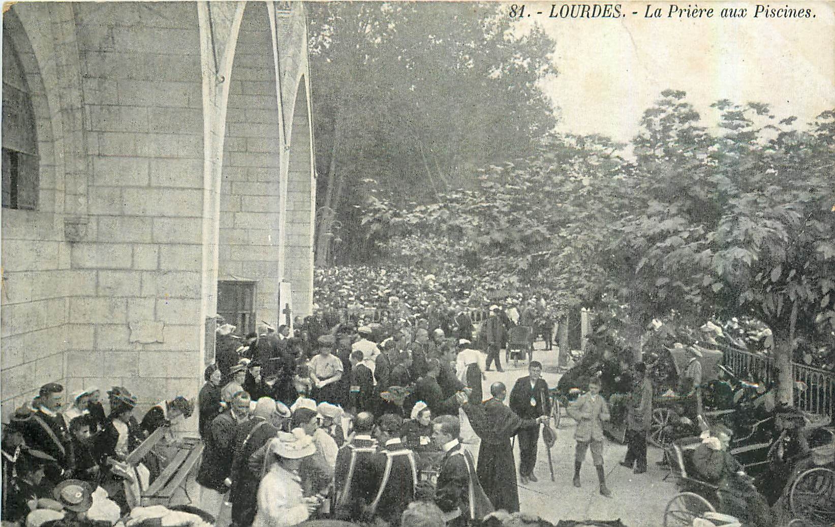 CPA Lourdes La Priere aux Piscines 