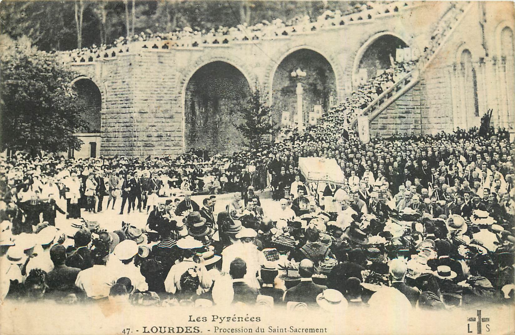 CPA Les Pyrenees Lourdes Procession du Saint Sacrement 