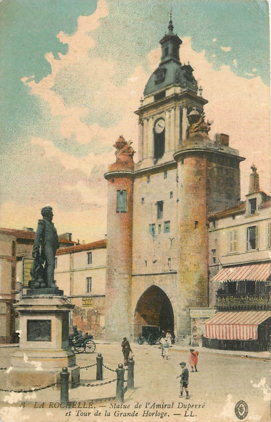 CPA La Rochelle Statue de l'Amiral Duperre et Tour de la Grande Horloge 