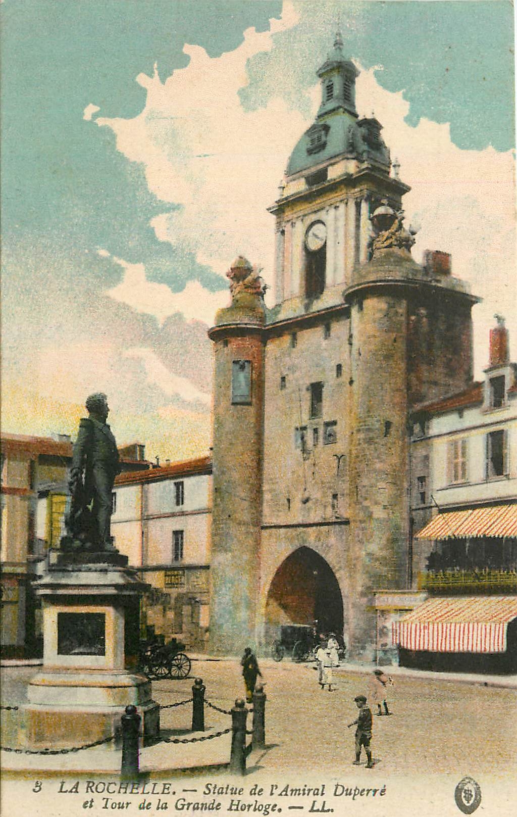 CPA La Rochelle Statue de l'Amiral Duperre et Tour de la Grande Horloge 