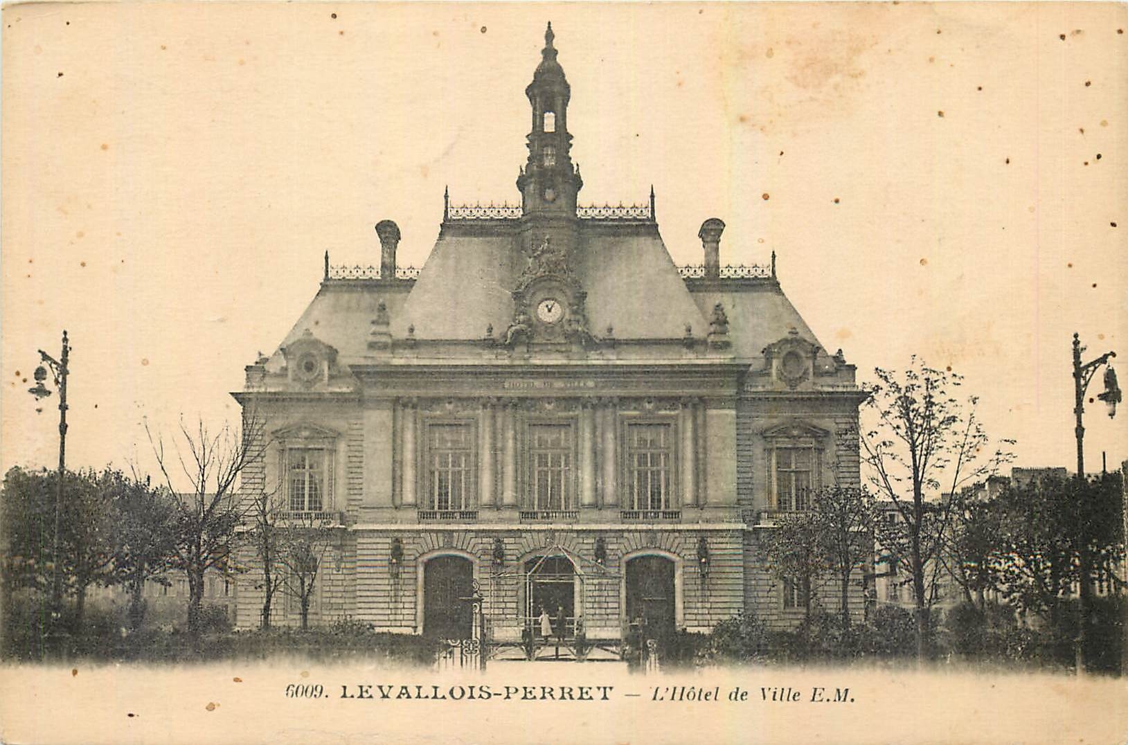 CPA Levallois Perret l'Hotel de Ville 