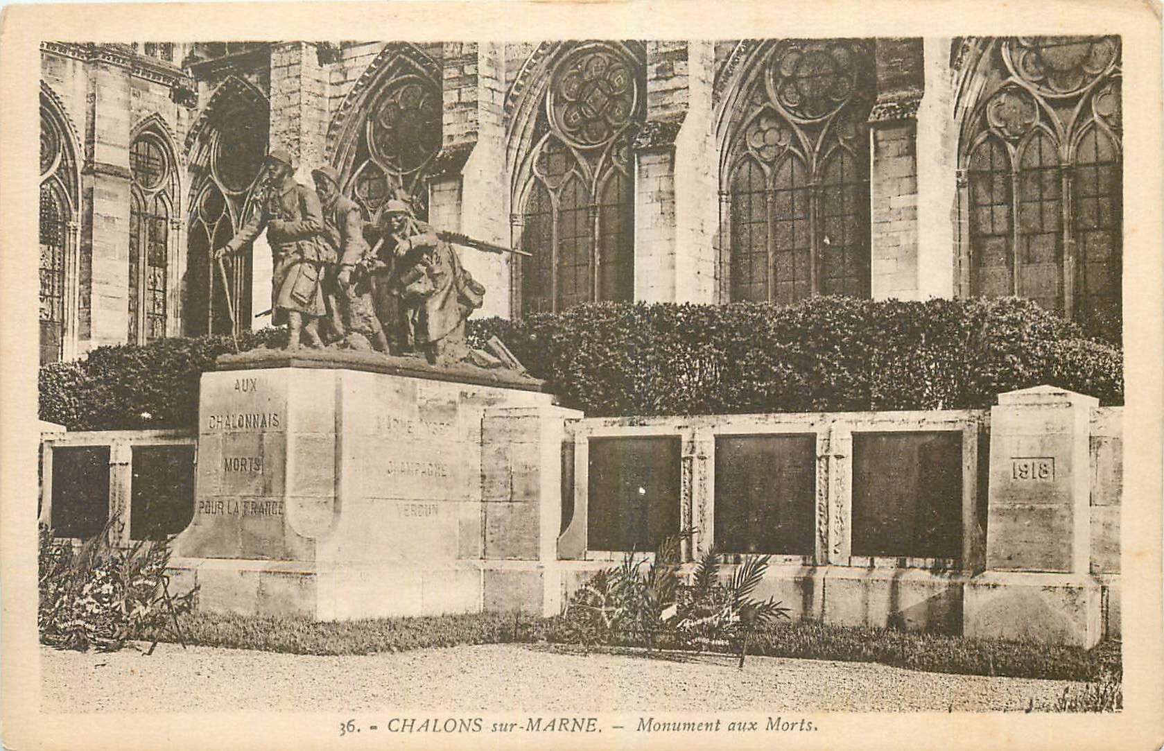 CPA Chalons sur Marne Monument aux Morts 