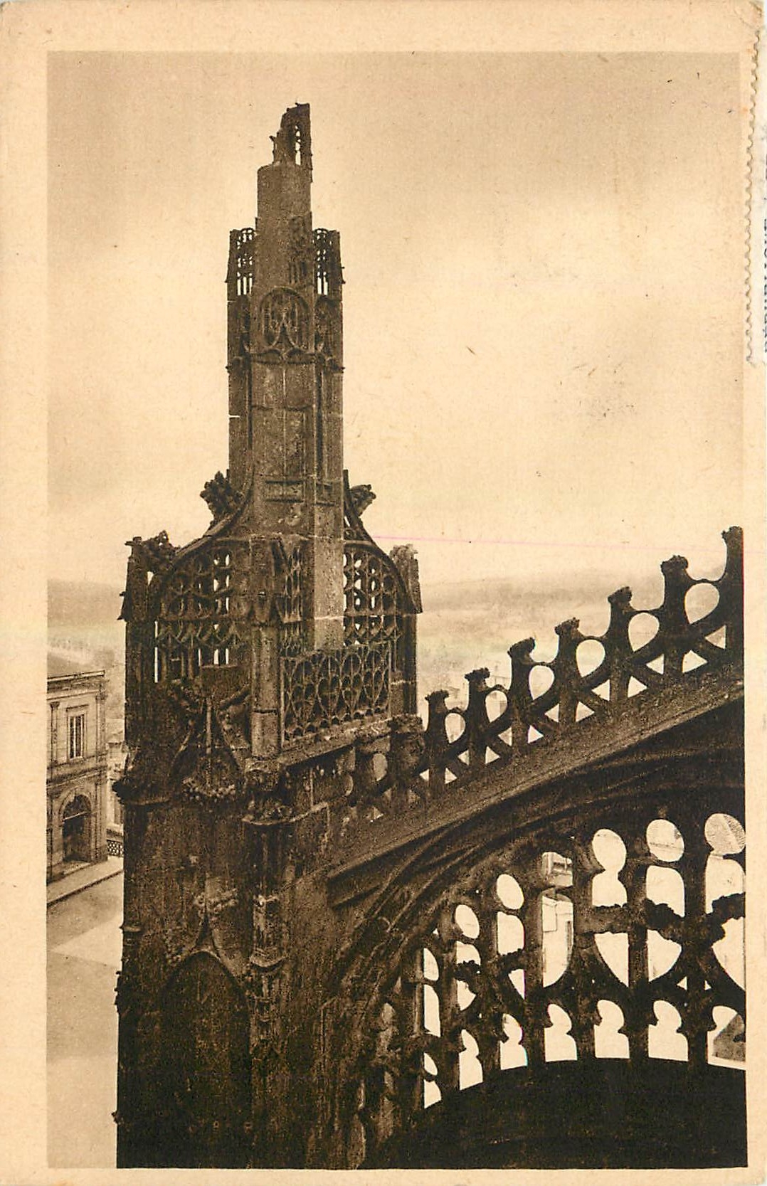 CPA Clamecy Nievre Eglise Saint Marlin Un detail du clochetou 