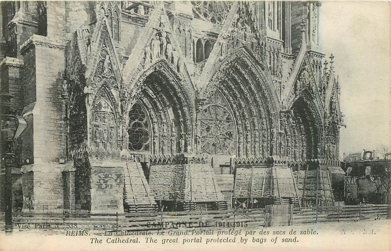 CPA Reims La Cathedrale Le Grand Portail prolege par des sacs de sable 