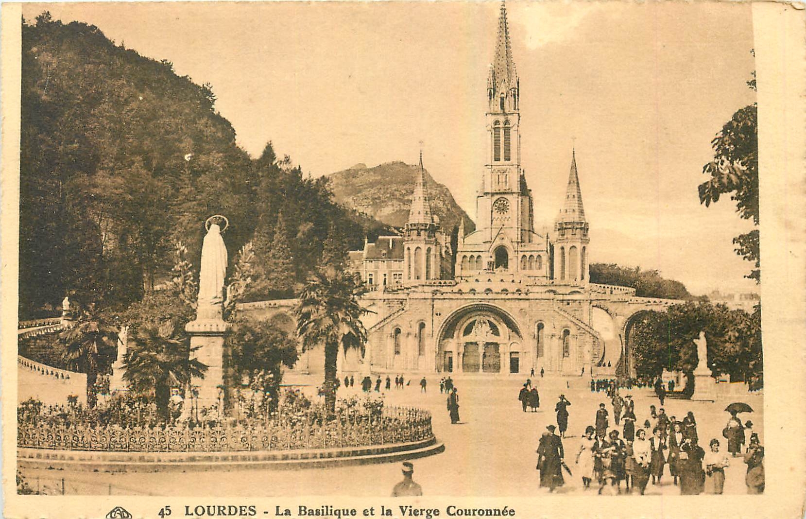 CPA Lourdes La Basilique et la Vierge Couronnee 