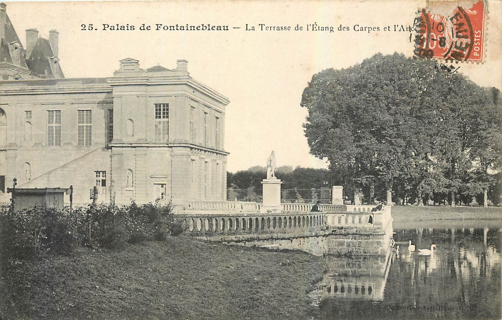 Schloss Fontainebleau — Die Terrasse des Karpfenteichs und die Arena — Photomechanische Druckerei L. Menard, n°25