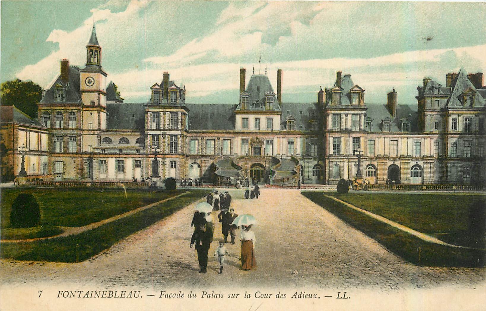 Fontainebleau — Fassade des Palastes auf der Cour des Adieux — LL. — Nr. 7