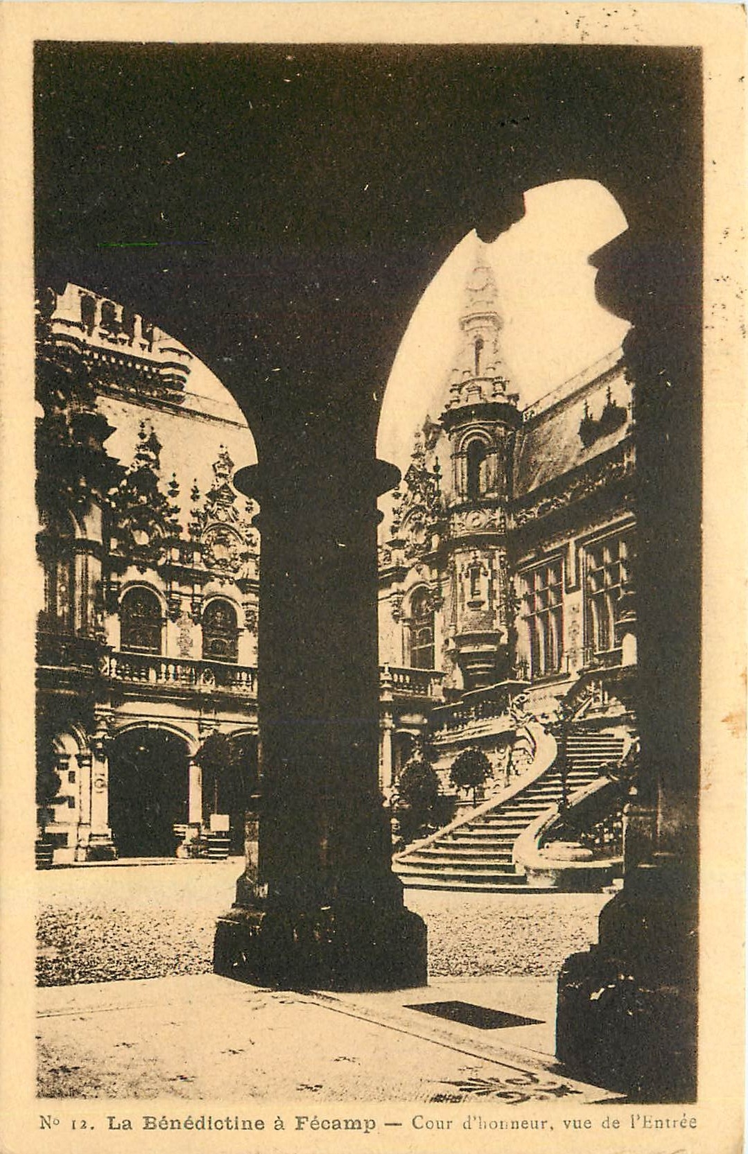 CPA La Benedictine a Fecamp Cour d'Honneur 
