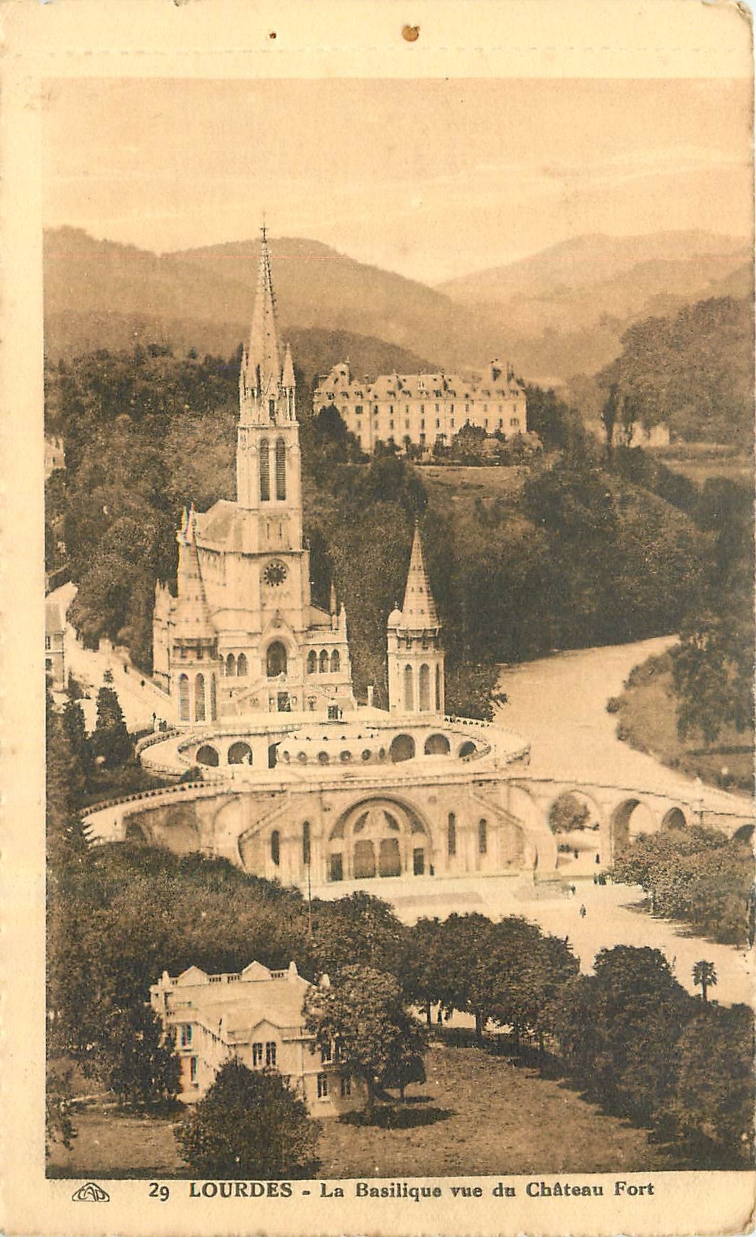 CPA Lourdes La Basilique vue du Chateau Fort 