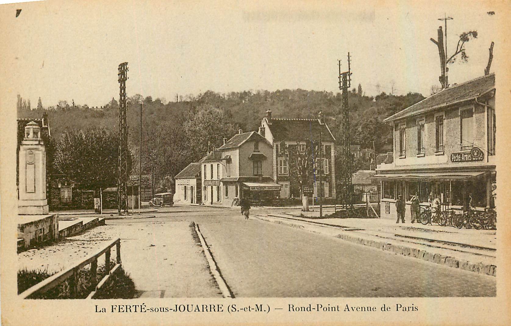 CPA La Ferte sous Jouarre S et M Rond Point Avenue de Paris 