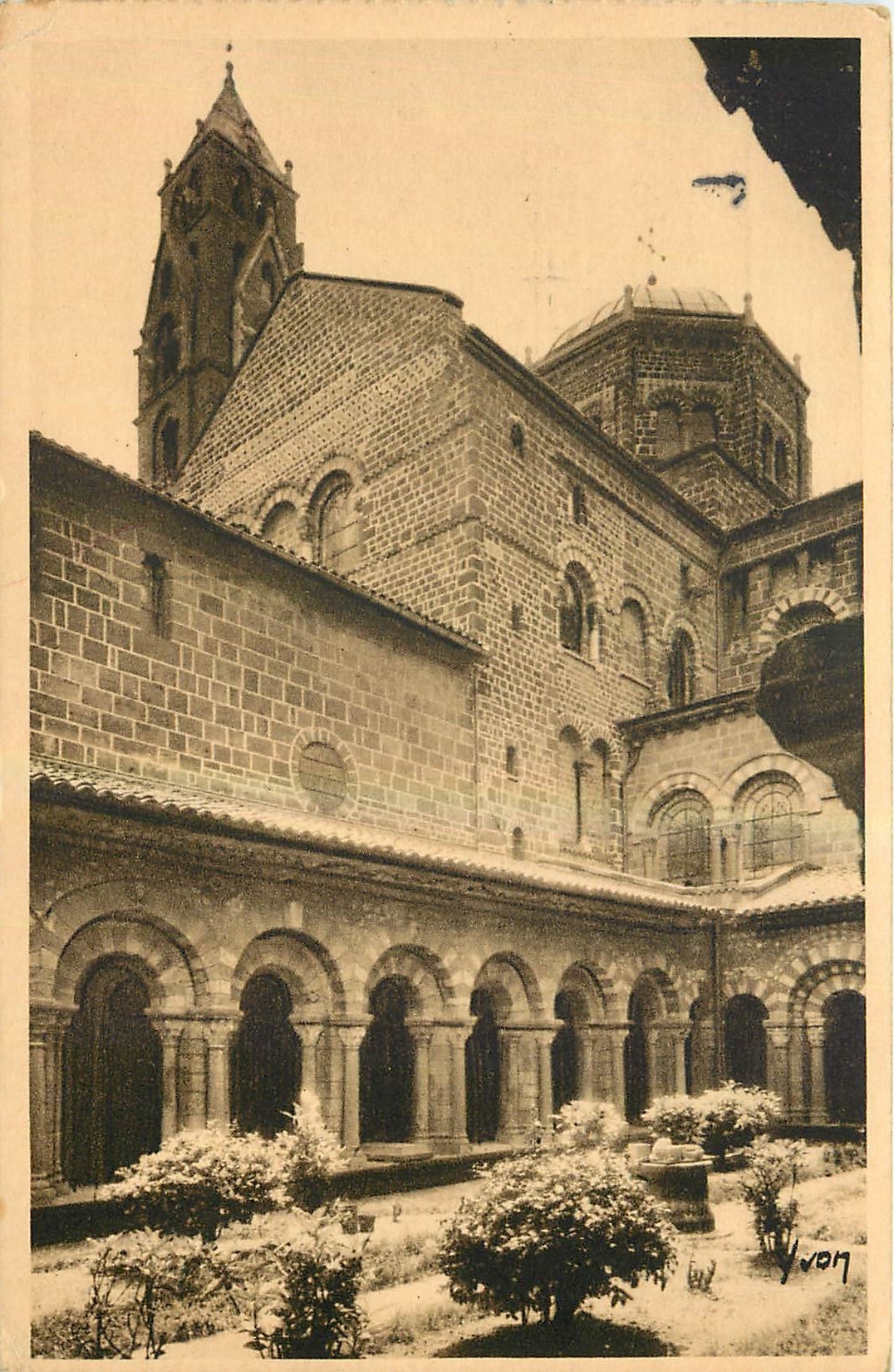 CPA Le Puy Haute Loire Cour et Galerie du Cloitre 