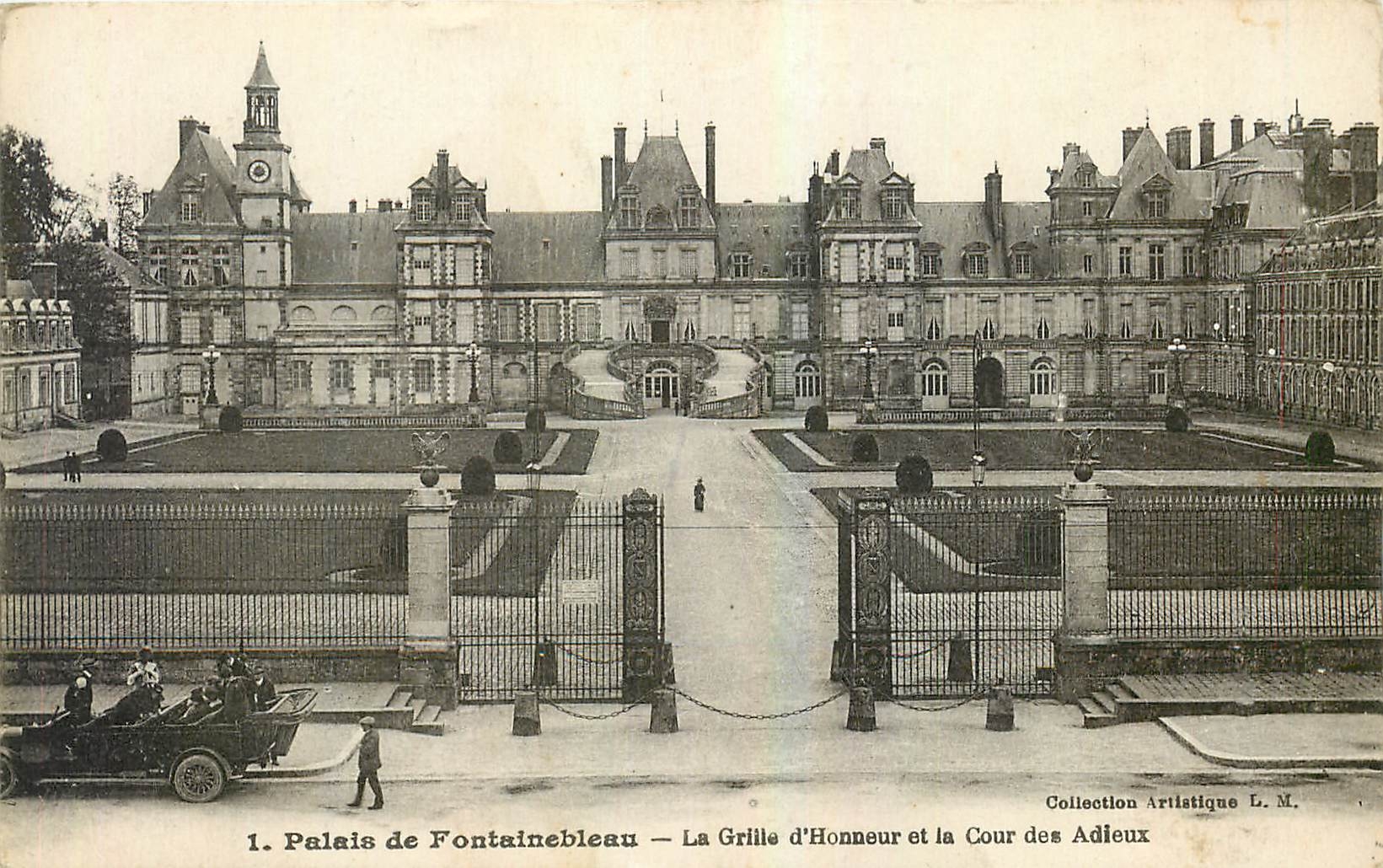 Palais de Fontainebleau — La Grille d'Honneur et la Cour des Adieux — Collection Artistique L.M.