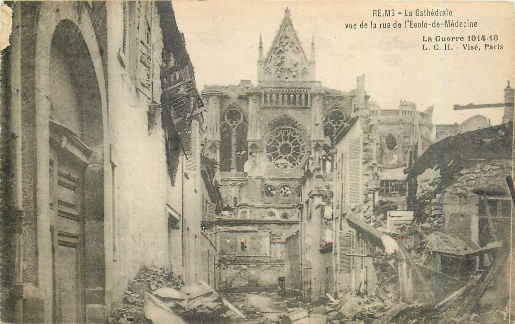 CPA Reims La Cathedrale vue de la rue de l'Ecole de Medicine La Guerre 1914 1918 