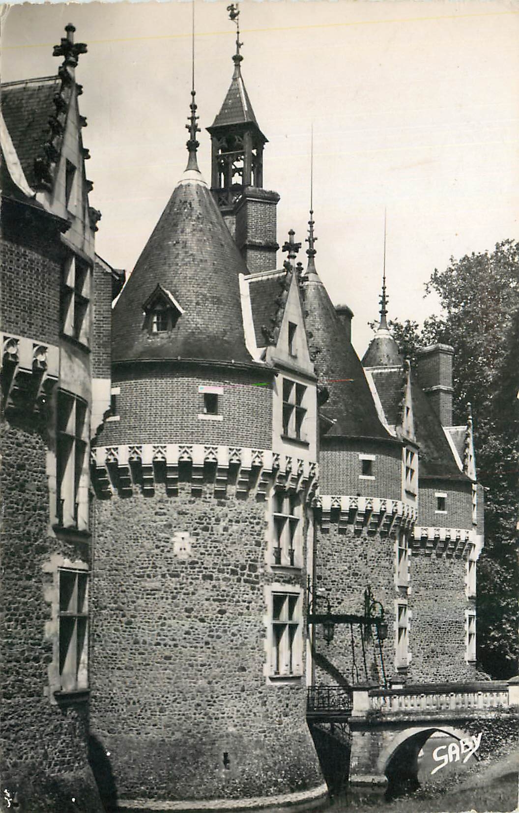 CPA Bonnetable Sarthe Tours et Pont Levis du Chateau 