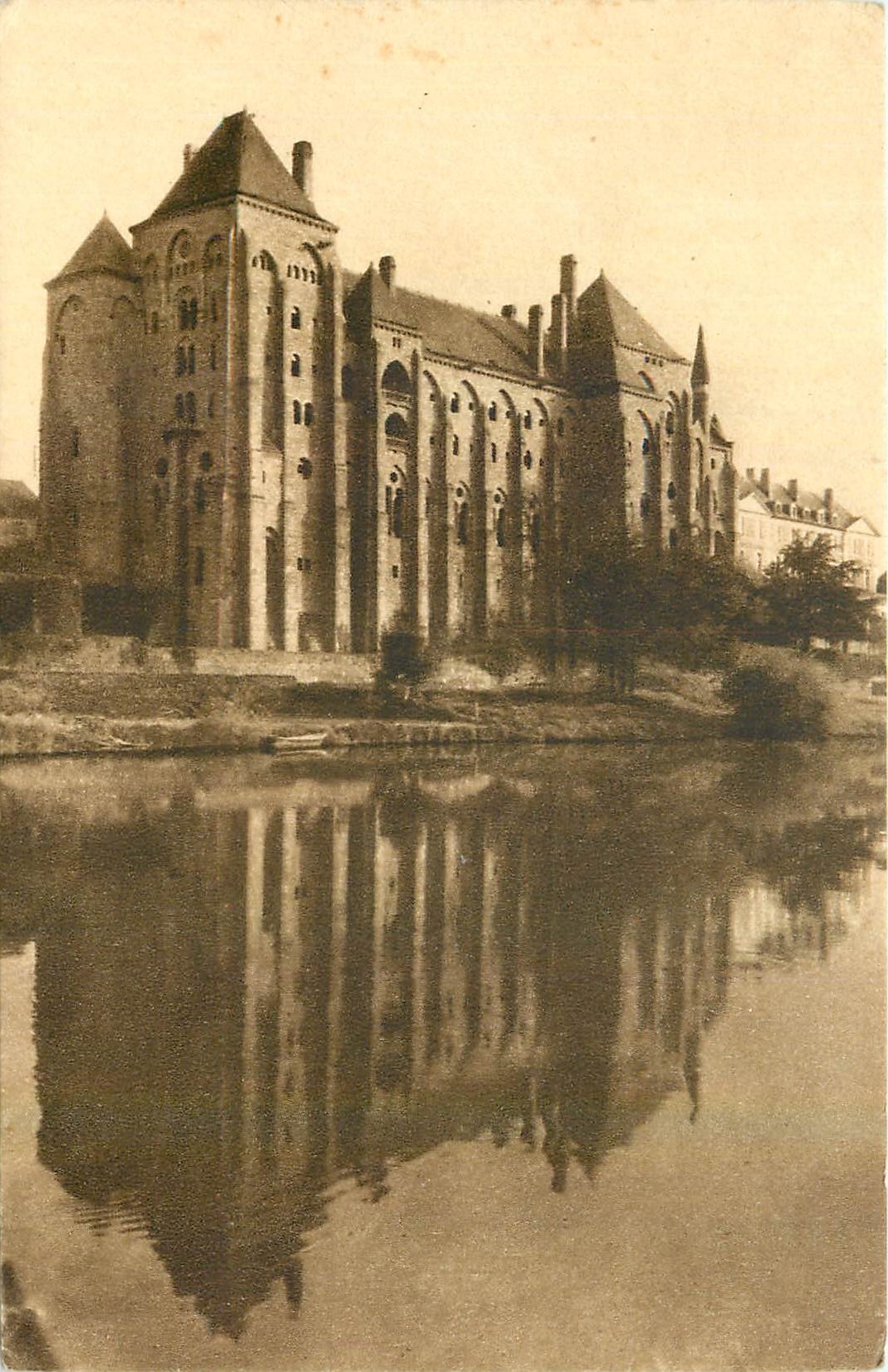 CPA l'Abbaye Saint Pierre de Solesmes Sarthe Vue du Nord Est 