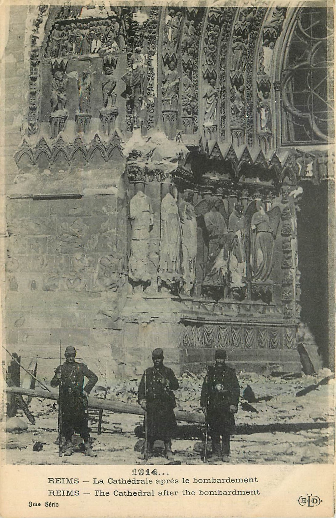 CPA Reims La Cathedrale apres le bombardement 