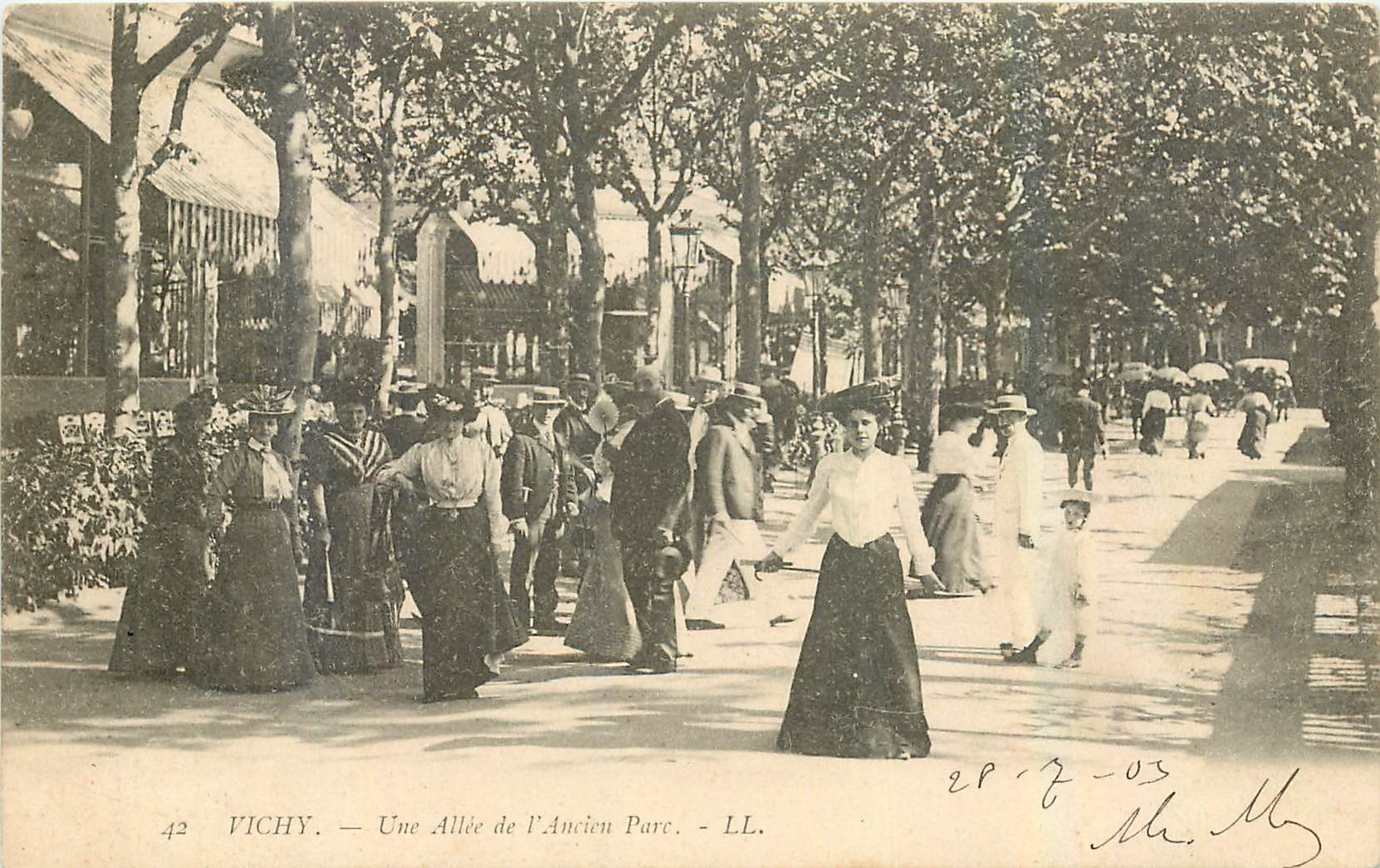 CPA Vichy Une Allee de l'Ancien Parc Femmes