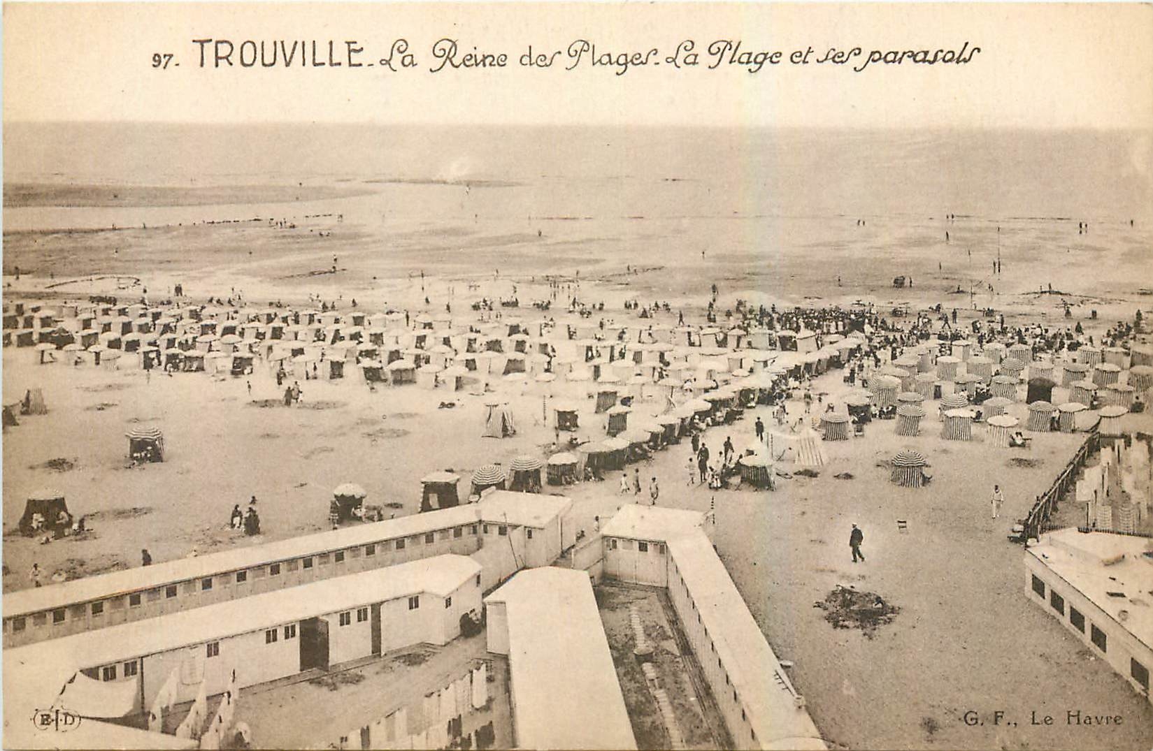 CPA Trouville La Reine des Plages La Plage et ses parasols 