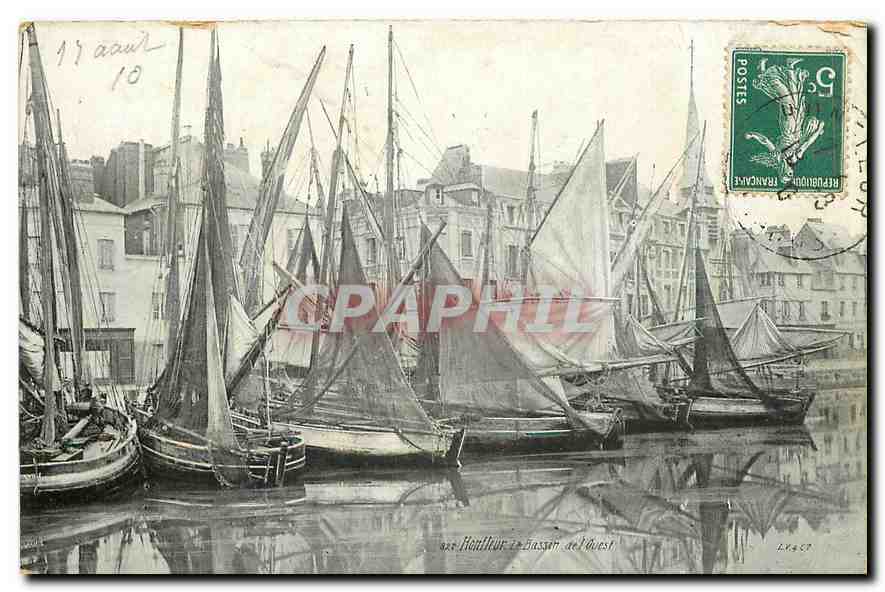 CPA Honfleur Le bassin de l'Ouest Bateaux de peche