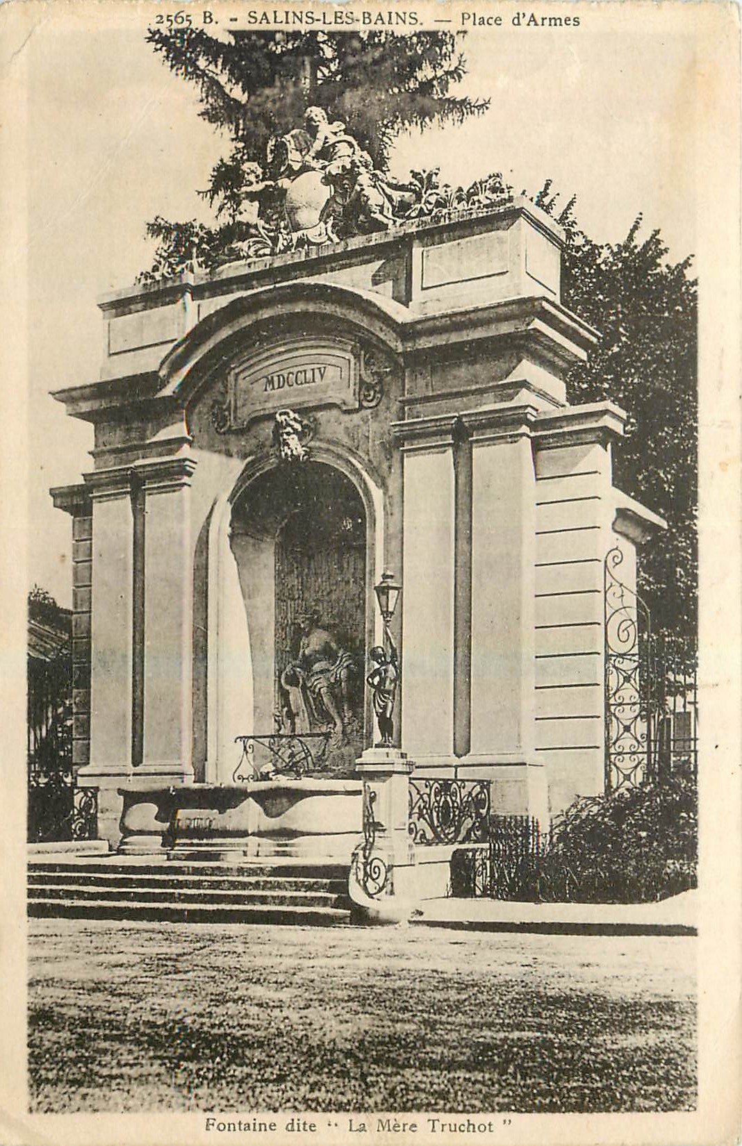 CPA Salins les Bains Place d'Armes Fontaine dite La Mere Truchot