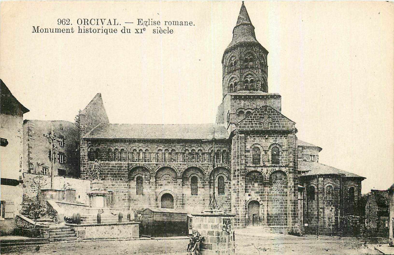 CPA Orcival Eglise romane Monument historique 