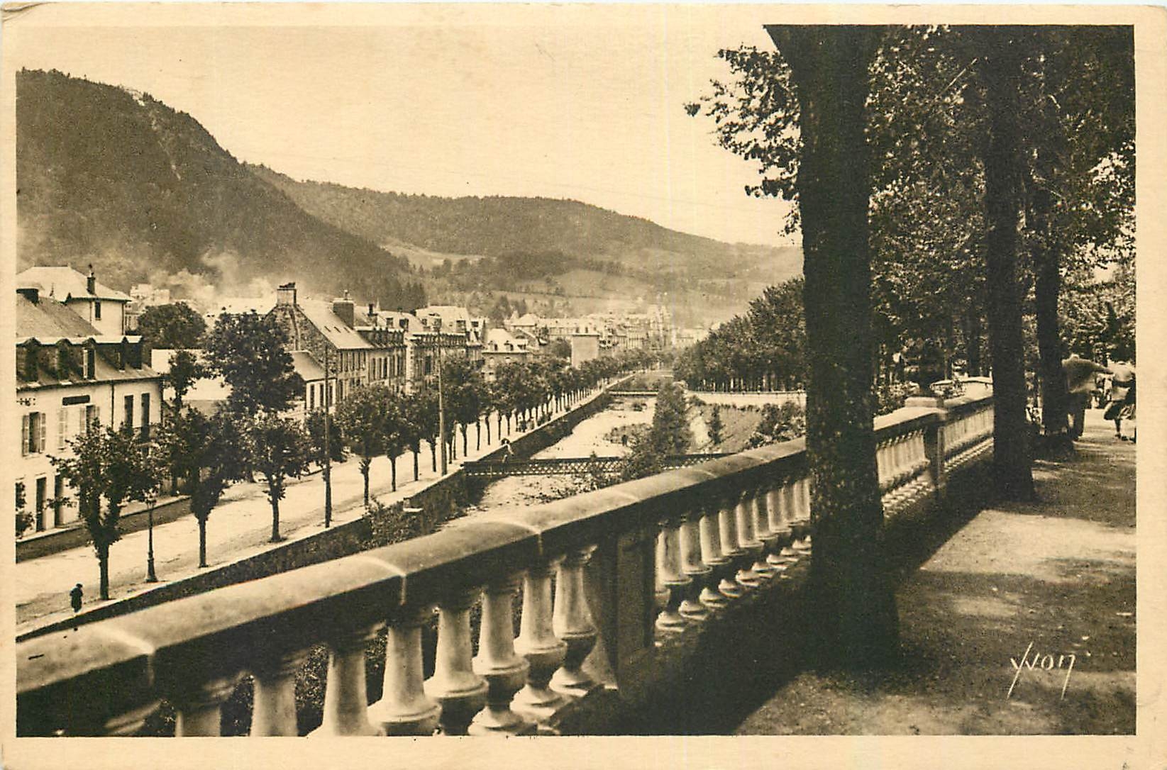 CPA Auvergne La Bourboule Puy de Dome La Dordogne vue de l'Avenue des Etats Unis 