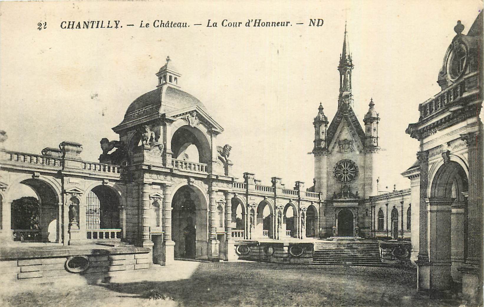 CPA Chantilly Le Chateau La Cour d'Honneur 