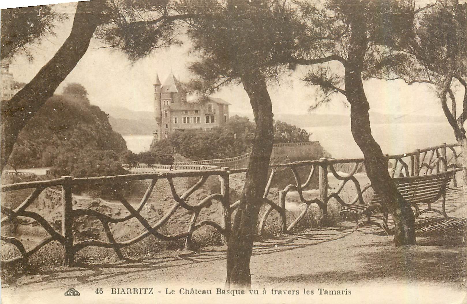 Biarritz - Le Château Basque vu à travers les Tamaris — éditeur inconnu, n° 46