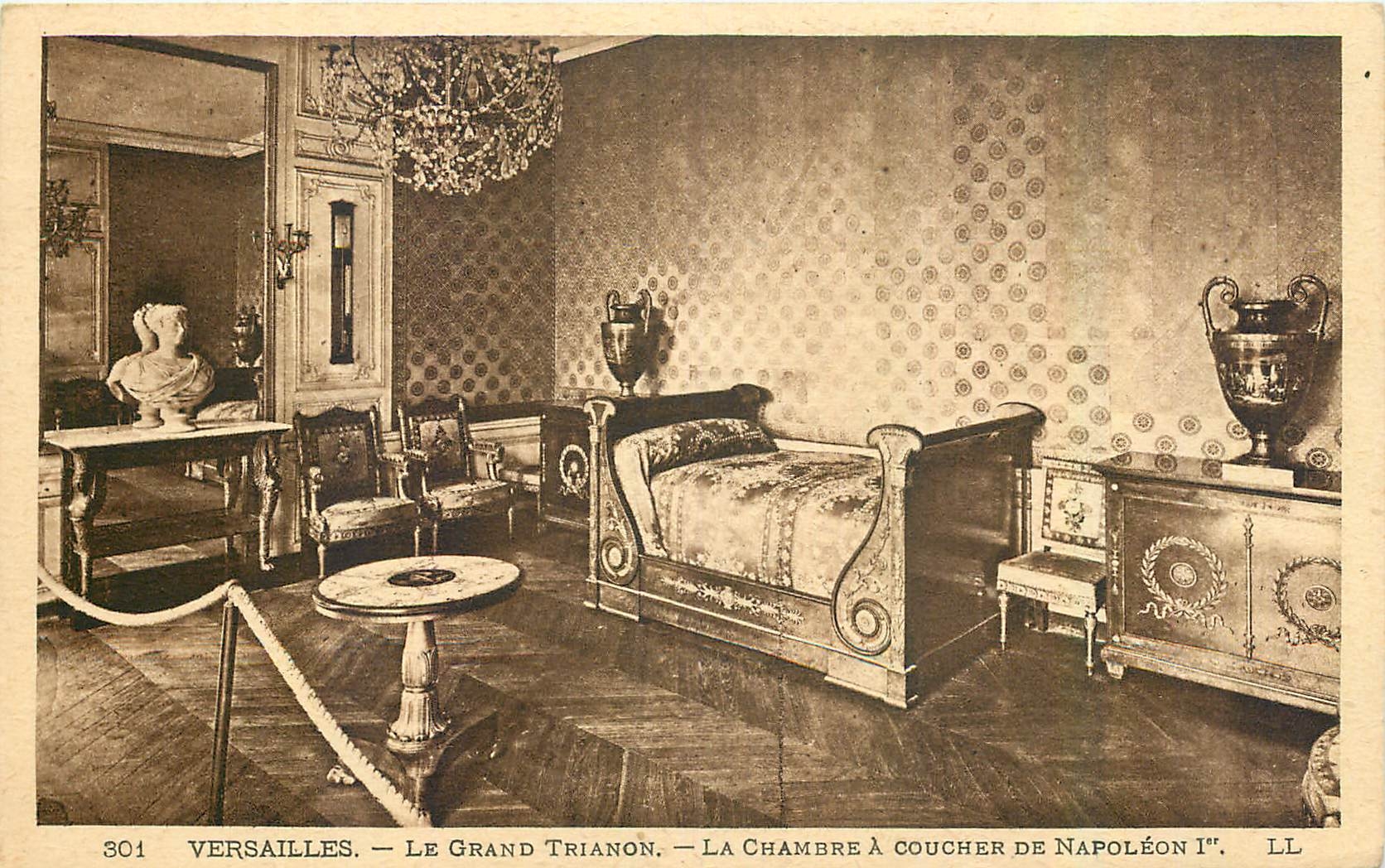 CPA Versailles Le Grand Trianon La Cahmbre a coucher de Napoleon I 