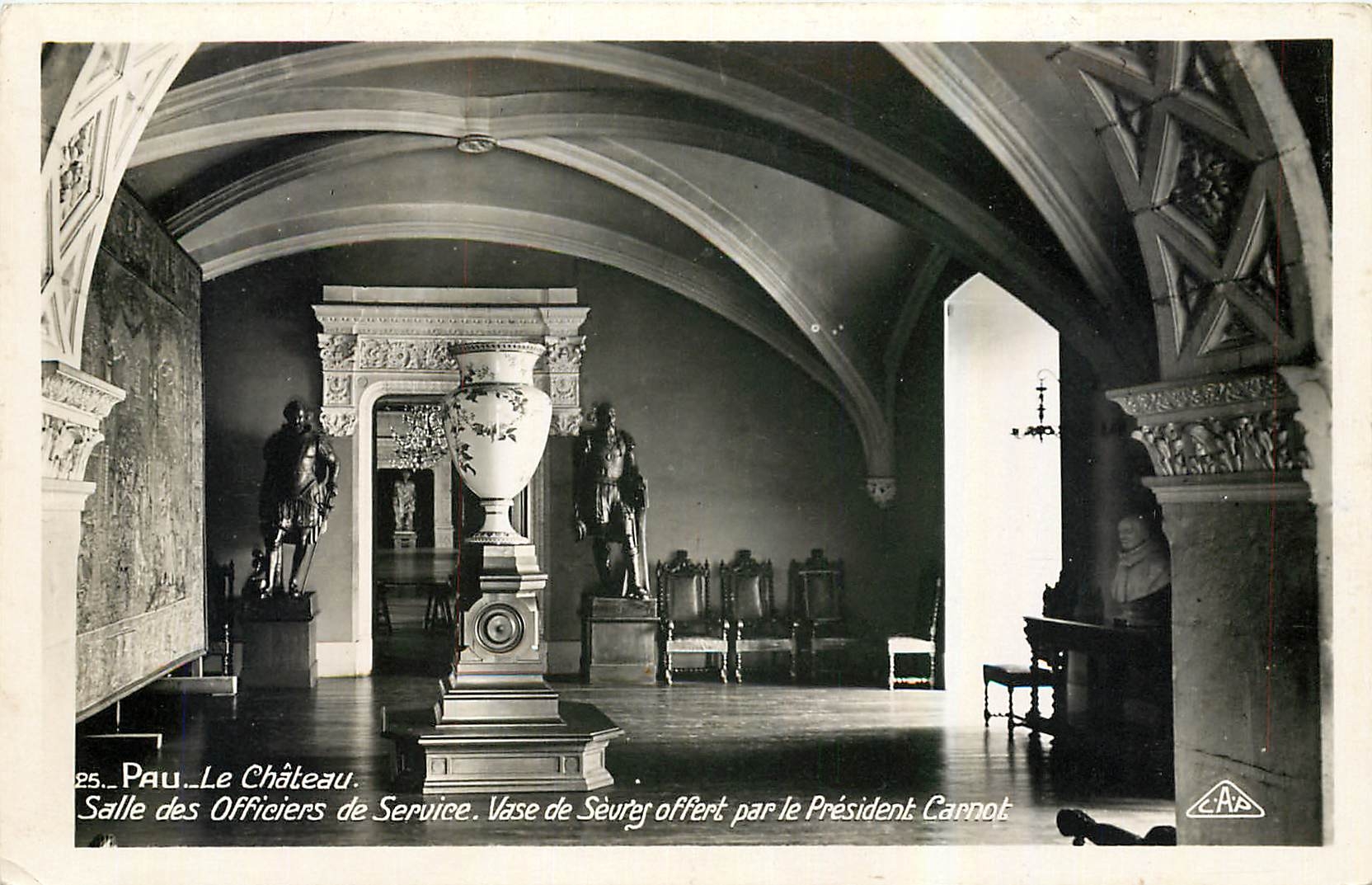 Pau. Le Château — Salle des Officiers de Service. Vase de Sèvres offert par le Président Carnot — CAA