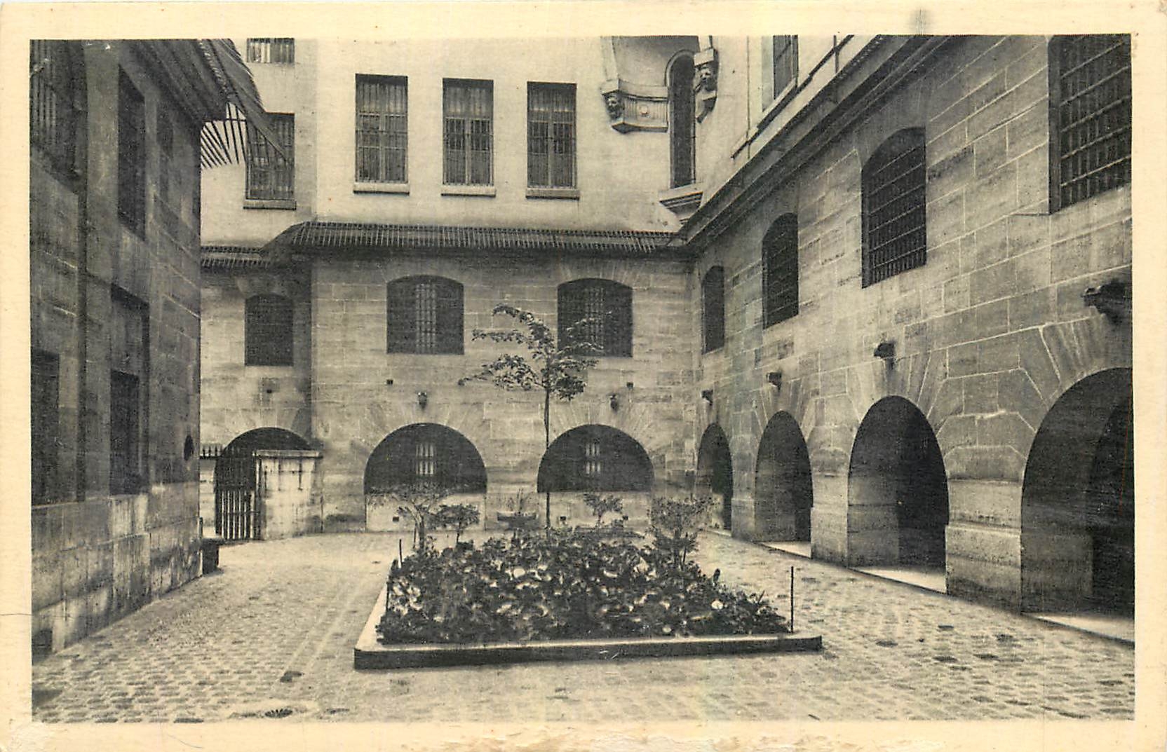 CPA Paris La Conciergerie Cour des femmes