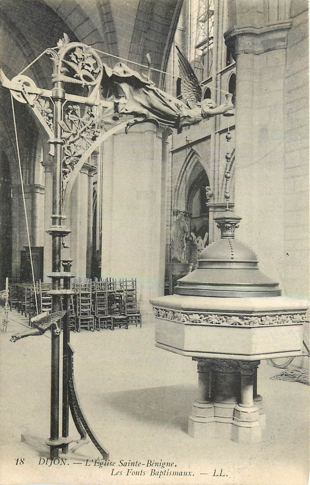 CPA Dijon l'Eglsie Sainte Benigne Les Fonts Baptismaux 